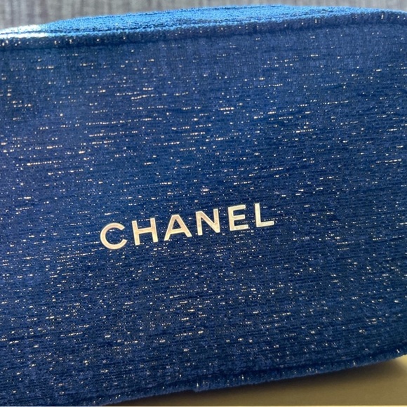 Chanel makeup case, navy blue with beautiful gold threading or use as a clutch - Picture 5 of 6